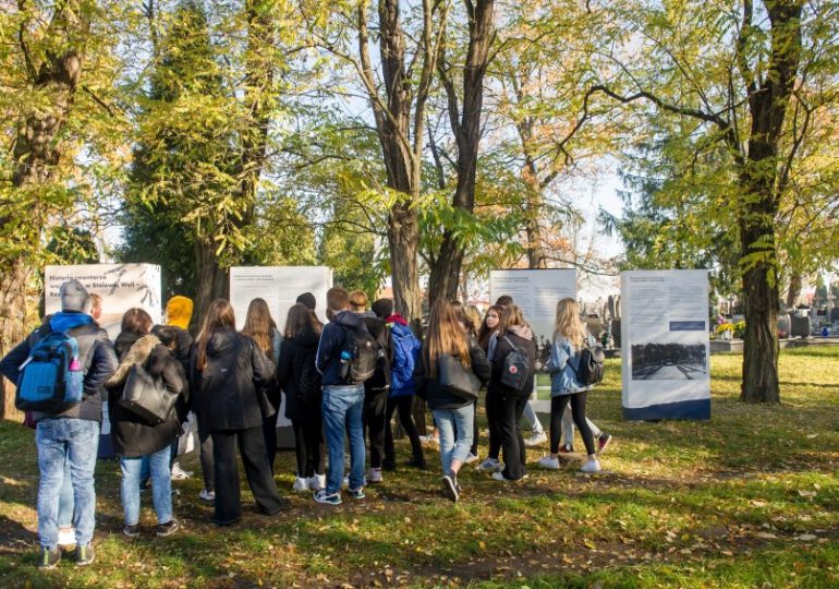 Wycieczka na rozwadowski cmentarz i zwiedzanie klasztoru