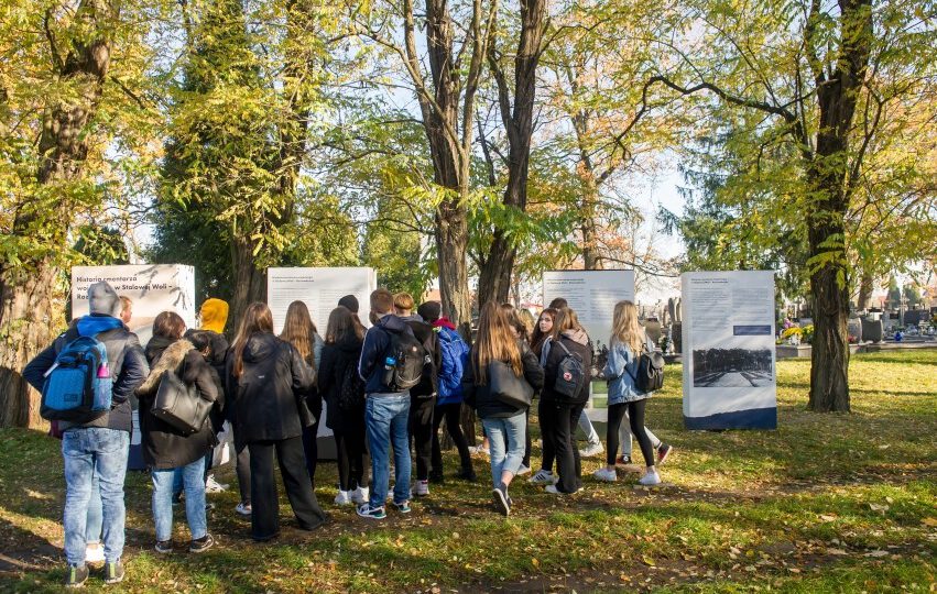 Wycieczka na rozwadowski cmentarz i zwiedzanie klasztoru