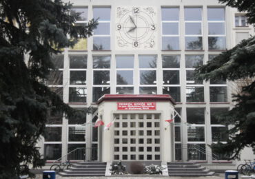Pod basenem życie płynie